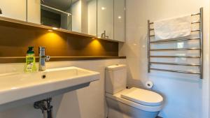 Central 2BR Olympic Park Apt with Parking