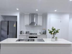 Bright and Stylish 4BR Guesthouse walk to Shops