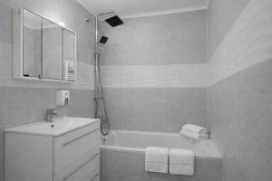 Comfort 65 2-Bedroom Apartment with Balcony