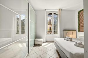 Elegant Comfort Milan Prime Area with AC & WI-FI