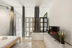 Elegant Comfort Milan Prime Area with AC & WI-FI