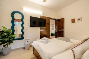 Park-Facing Luxe 3BHK - Walk toCity Saket
