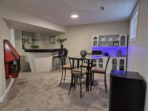 Bright and Cozy Private Suite Near Airport