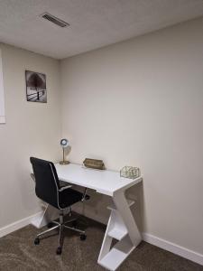 Bright and Cozy Private Suite Near Airport