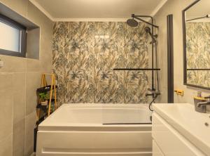 Free Private Parking - Onyx Studios by Ben Apartments