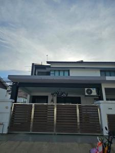 Industrial Loft Haven 5BR, 4BA for 12 Pax Steps to Playground and Heart of Segamat