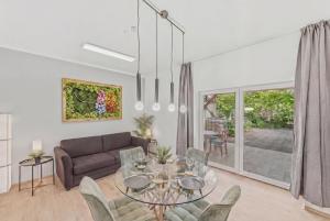 BAT Home Solutions Trier - alles was ein Hotel nicht bietet - Apartment mit STERNEN-Schlaf - ruhig im privaten hist Innenhof-Terrasse-Grill-Pergola - 5 Min zur Altstadt - direkt am Südbahnhof - für bis zu 4 Personen
