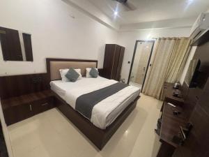 Hotel Narayanaa Near Toran Dwar with Parking