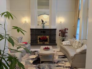 Cozy home near YVR with free parking