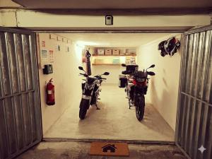 da Paola - Group Getaway - Bright Flat with Balcony WiFi & AC - Private internal Parking for motorbikes and bikes