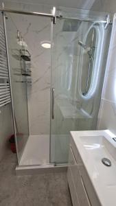 Apartament Poezji Premium prywatne miejsce parkingowe balkon