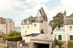 Luxury house La Louisiana fifty meter from sea with pool