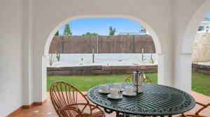 Apartamento cerca del pueblo con piscina compartida parking y jardin privado