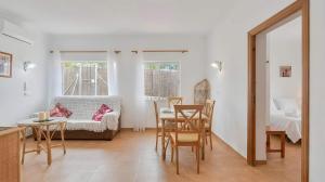 Apartamento cerca del pueblo con piscina compartida parking y jardin privado