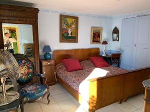2-Bedroom House with Pool & Garden