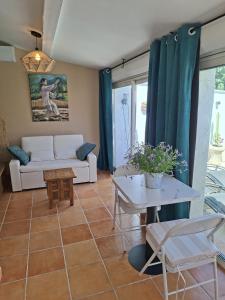 Mazet studio with private pool, terrace and garden