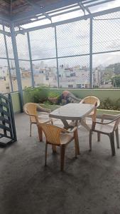 Sahara penthouse family, Stay
