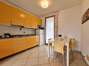 Relaxing garden flat with pool near the beach