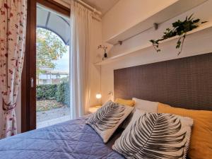 Relaxing garden flat with pool near the beach