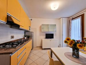 Relaxing garden flat with pool near the beach