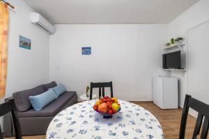 Studio Apartment Luciano in a Quiet Location with Parking and a Yard