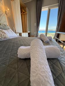 Beachfront Luxury Studio with Panoramic Sea View