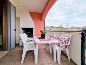 Modern three room flat with pool