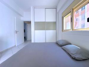Neat and central, sleeps 6