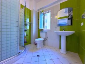 Neat and central, sleeps 6
