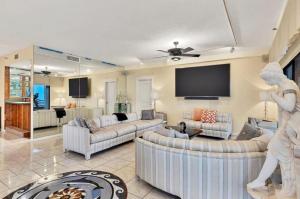 Spacious 3 Bedroom Condo with Coastal Views