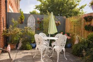 Ellens Garden. 16 Coachmans Yard. Glastonbury centre