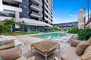 Luxury 2BR Ruby Apartment with Ocean & River views - Pool, Gym, Spa Free Parking