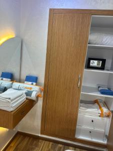 Wood-Finish Home Pool Premium Bedding Self-Check in 7 Min from Marina