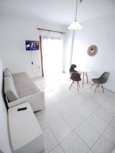 Galatas apartment 5 with beautiful sunset, 750m from the sea