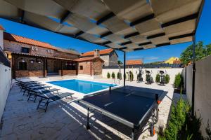 Villa Dora with heated pool & fitness