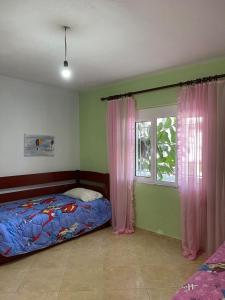 Cozy Family Home with Parking, 100m to Lake