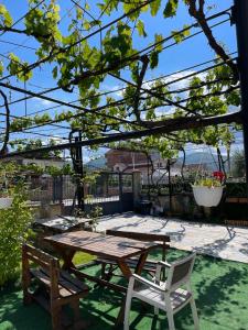 Cozy Family Home with Parking, 100m to Lake