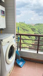 City Condo close to shopping malls