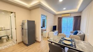 City Condo close to shopping malls