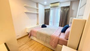 City Condo close to shopping malls
