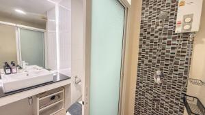 City Condo close to shopping malls