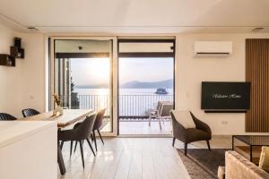 SalvatoreHomes - Luxurious Dreamview Waterfront Apartment in Torri del Benaco with Pool - Casa Azura - a 5 Star Luxury Collection at Lake Garda