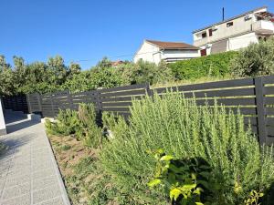HOUSE IVY - next to Marina Hramina