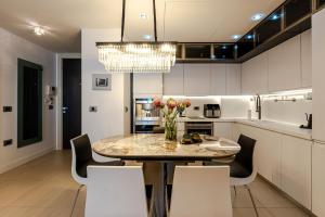 Amazing sea view luxury apartment in center of city near the beach