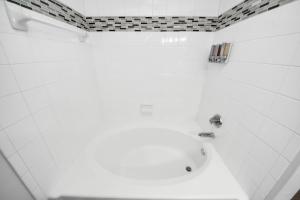 Ocean Breeze - 2BR - FIFA World Cup - Walk to NRG - Pool - Gym - Sleep 6