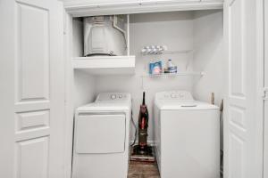 Ocean Breeze - 2BR - FIFA World Cup - Walk to NRG - Pool - Gym - Sleep 6