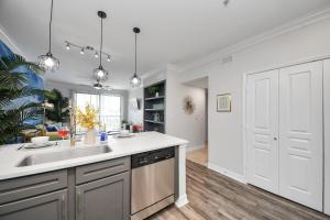 Ocean Breeze - 2BR - FIFA World Cup - Walk to NRG - Pool - Gym - Sleep 6