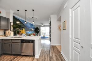 Ocean Breeze - 2BR - FIFA World Cup - Walk to NRG - Pool - Gym - Sleep 6