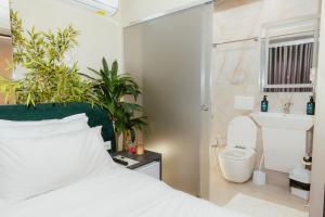 Luxury Suite by The Bubbles Jacuzzi Rooms