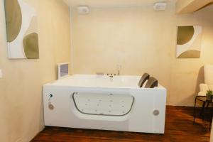 Luxury Suite by The Bubbles Jacuzzi Rooms